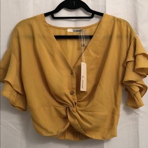 Essue Dressy button down (crop) blouse.